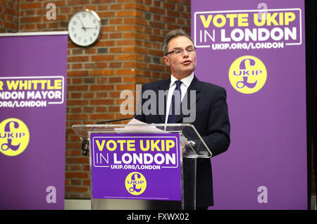 Londra, Regno Unito. 19 Aprile, 2016. Leader UKIP Nigel Farage unisce Peter Whittle, London Mayoral candidato e l'UKIP London Assembly team a lanciare il suo London manifesto elettorale a Emmanuel Center di Westminster. Credito: Dinendra Haria/Alamy Live News Foto Stock