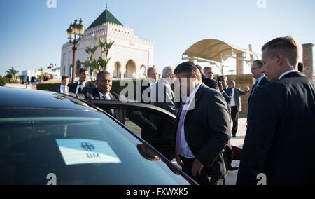 Rabat, Marocco. Xviii Apr, 2016. Economia tedesca il Ministro Sigmar GABRIEL (frontn 2-R) tavole suo limousine dopo la posa di corone di fiori sulla tomba di Mohammed V e Hassan II presso il mausoleo reale di Rabat, Marocco, 18 aprile 2016. Insieme a una delegazione di business, Gabriel si è recato in visita in Egitto e in Marocco fino al 19 aprile 2016. Foto: BERND VON JUTRCZENKA/dpa/Alamy Live News Foto Stock