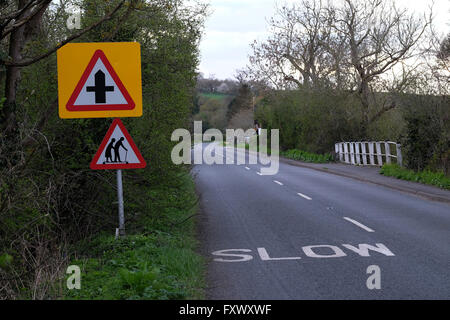 Tewkesbury, nel Gloucestershire, Regno Unito, 19 aprile 2016. Un funzionario Highway Traffic Sign è stata alterata da una persona sconosciuta. Il segno che sta per un fragile (o non vedenti o disabili se mostrato) pedoni probabilità di attraversare la strada, mostra un curvò giovane a piedi con un bastone. Il segno mostra ora le due figure su un micro-scooter. Il segno che è situato sulla A438 tra Tewkesbury e Ledbury, Gloucesteshire, UK. Negli ultimi anni i gruppi di campagna hanno contestato il sito web ufficiale di immagine sul segno come credono che travisa la eldery. Credito: Gavin Crilly/Alamy Live News Foto Stock