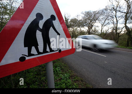 Tewkesbury, nel Gloucestershire, Regno Unito, 19 aprile 2016. Un funzionario Highway Traffic Sign è stata alterata da una persona sconosciuta. Il segno che sta per un fragile (o non vedenti o disabili se mostrato) pedoni probabilità di attraversare la strada, mostra un curvò giovane a piedi con un bastone. Il segno mostra ora le due figure su un micro-scooter. Il segno che è situato sulla A438 tra Tewkesbury e Ledbury, Gloucesteshire, UK. Negli ultimi anni i gruppi di campagna hanno contestato il sito web ufficiale di immagine sul segno come credono che travisa la eldery. Credito: Gavin Crilly/Alamy Live News Foto Stock