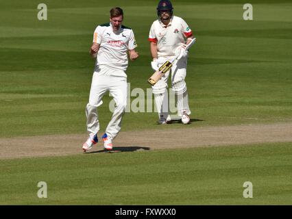 Manchester REGNO UNITO 19 aprile 2016 Jake sfera (Nottinghamshire) festeggia il suo quarto wicket, licenziamento di Liam Livingstone per 70 con la sua prima sfera nella mattinata del Giorno 3 dell'Specsavers County campionato a Emirates Old Trafford. Credito: Giovanni friggitrice/Alamy Live News Foto Stock