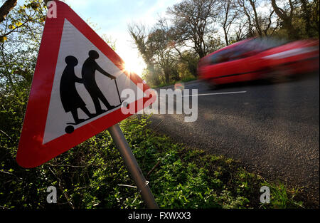 Tewkesbury, nel Gloucestershire, Regno Unito, 19 aprile 2016. Un funzionario Highway Traffic Sign è stata alterata da una persona sconosciuta. Il segno che sta per un fragile (o non vedenti o disabili se mostrato) pedoni probabilità di attraversare la strada, mostra un curvò giovane a piedi con un bastone. Il segno mostra ora le due figure su un micro-scooter. Il segno che è situato sulla A438 tra Tewkesbury e Ledbury, Gloucesteshire, UK. Negli ultimi anni i gruppi di campagna hanno contestato il sito web ufficiale di immagine sul segno come credono che travisa la eldery. Credito: Gavin Crilly/Alamy Live News Foto Stock