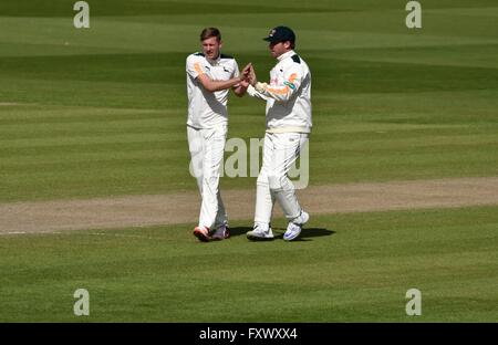 Manchester REGNO UNITO 19 aprile 2016 Jake sfera (Nottinghamshire) è i complimenti per aver tenuto la sua quarta wicket, licenziamento di Liam Livingstone per 70 con la sua prima sfera nella mattinata del Giorno 3 dell'Specsavers County campionato a Emirates Old Trafford. Credito: Giovanni friggitrice/Alamy Live News Foto Stock