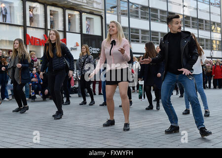 Brno, Repubblica Ceca. Xviii Apr, 2016. La settima fase internazionale festival inizia a Brno, in Repubblica ceca, lunedì 18 aprile, 2016. © Vaclav Salek/CTK foto/Alamy Live News Foto Stock