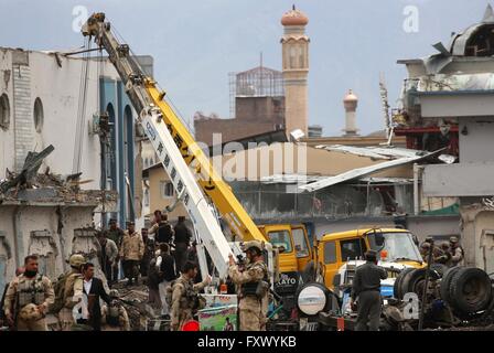 A Kabul, Afghanistan. Xix Apr, 2016. Afghan membri delle forze di sicurezza ispezionare il sito di un attacco mortale a Kabul, capitale dell'Afghanistan, il 19 aprile 2016. Numero di morti è salito a 28 mentre 327 altri feriti a Kabul attentato mortale, hanno detto i funzionari martedì. Credito: Rahmat Alizadah/Xinhua/Alamy Live News Foto Stock