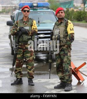 A Kabul, Afghanistan. Xix Apr, 2016. Afghan membri delle forze di sicurezza protezione stand presso il sito di un attacco mortale a Kabul, capitale dell'Afghanistan, il 19 aprile 2016. Numero di morti è salito a 28 mentre 327 altri feriti a Kabul attentato mortale, hanno detto i funzionari martedì. Credito: Rahmat Alizadah/Xinhua/Alamy Live News Foto Stock