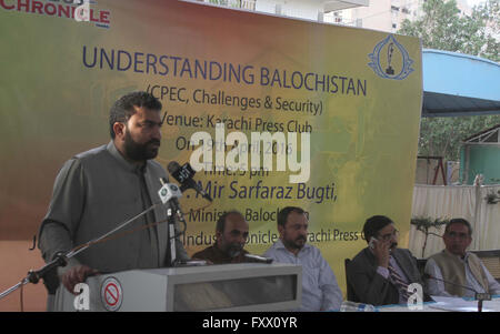 Home Ministro Mir Balochistan Sarfaraz Bugti rivolgendosi ai partecipanti di comprensione di Balochistan conferenza tenutasi a Karachi press club il Martedì, 19 aprile 2016. L Foto Stock