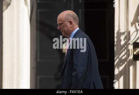 10 Downing Street, Londra, Regno Unito. 19 Aprile, 2016. Leader della House of Commons Chris Grayling MP lascia Downing Street dopo settimanale di riunione del gabinetto. Credito: Malcolm Park editoriale/Alamy Live News Foto Stock