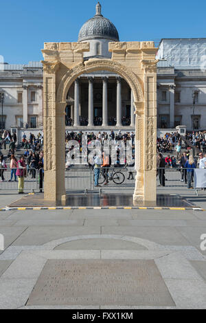 Londra, Regno Unito. 19 Aprile, 2016. Arco di Trionfo - una replica di un monumento siriano, due millenni vecchio e distrutto da un cosiddetto stato islamico in Siria, è stata eretta a Londra in Trafalgar Square. Il modello in scala dell'Arco di Trionfo è stata fatta dal marmo egiziano dall Istituto di Archeologia Digitale (IDA) utilizzando la tecnologia 3D, basato su fotografie dell'originale arch. L'arco originale fu costruito dai Romani. I due terzi del modello in scala sarà sul display a Trafalgar Square per tre giorni prima di spostarsi in altri luoghi del mondo, Credito: Guy Bell/Alamy Live News Foto Stock