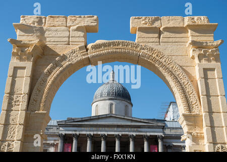 Londra, Regno Unito. 19 Aprile, 2016. Arco di Trionfo - una replica di un monumento siriano, due millenni vecchio e distrutto da un cosiddetto stato islamico in Siria, è stata eretta a Londra in Trafalgar Square. Il modello in scala dell'Arco di Trionfo è stata fatta dal marmo egiziano dall Istituto di Archeologia Digitale (IDA) utilizzando la tecnologia 3D, basato su fotografie dell'originale arch. L'arco originale fu costruito dai Romani. I due terzi del modello in scala sarà sul display a Trafalgar Square per tre giorni prima di spostarsi in altri luoghi del mondo, Credito: Guy Bell/Alamy Live News Foto Stock