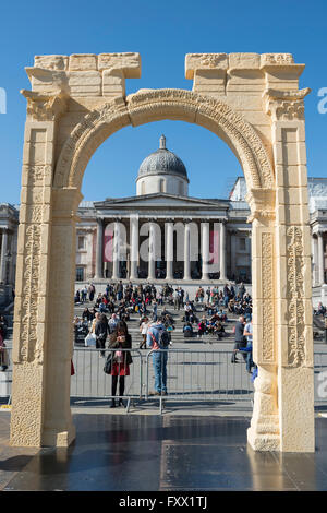 Londra, Regno Unito. 19 Aprile, 2016. Arco di Trionfo - una replica di un monumento siriano, due millenni vecchio e distrutto da un cosiddetto stato islamico in Siria, è stata eretta a Londra in Trafalgar Square. Il modello in scala dell'Arco di Trionfo è stata fatta dal marmo egiziano dall Istituto di Archeologia Digitale (IDA) utilizzando la tecnologia 3D, basato su fotografie dell'originale arch. L'arco originale fu costruito dai Romani. I due terzi del modello in scala sarà sul display a Trafalgar Square per tre giorni prima di spostarsi in altri luoghi del mondo, Credito: Guy Bell/Alamy Live News Foto Stock