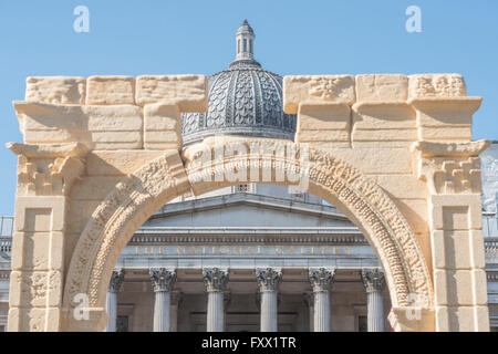 Londra, Regno Unito. 19 Aprile, 2016. Arco di Trionfo - una replica di un monumento siriano, due millenni vecchio e distrutto da un cosiddetto stato islamico in Siria, è stata eretta a Londra in Trafalgar Square. Il modello in scala dell'Arco di Trionfo è stata fatta dal marmo egiziano dall Istituto di Archeologia Digitale (IDA) utilizzando la tecnologia 3D, basato su fotografie dell'originale arch. L'arco originale fu costruito dai Romani. I due terzi del modello in scala sarà sul display a Trafalgar Square per tre giorni prima di spostarsi in altri luoghi del mondo, Credito: Guy Bell/Alamy Live News Foto Stock