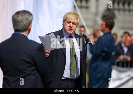 Londra, UK 19 Aprile 2016 - Boris Johnson affronta la folla e i supporti prima di svelare il Palmyra 'arco di Triumphal. Boris Johnson, sindaco di Londra apre una replica di Palmyra 'Atiumphal Arch' in Trafalgar Square. Dopo Trafalgar Square, l'arco si recherà a entrambi di Dubai e New York City per ulteriori public display. Credito: Dinendra Haria/Alamy Live News Foto Stock