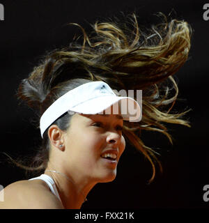 Stuttgart, Germania. Xix Apr, 2016. Ana Ivanovic dalla Serbia in azione contro Witthoeft dalla Germania nel corso del primo round del torneo WTA di Stoccarda, Germania, 19 aprile 2016. Foto: MARIJAN MURAT/dpa/Alamy Live News Foto Stock