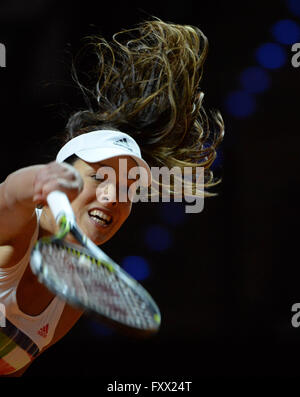 Stuttgart, Germania. Xix Apr, 2016. Ana Ivanovic dalla Serbia in azione contro Witthoeft dalla Germania nel corso del primo round del torneo WTA di Stoccarda, Germania, 19 aprile 2016. Foto: MARIJAN MURAT/dpa/Alamy Live News Foto Stock
