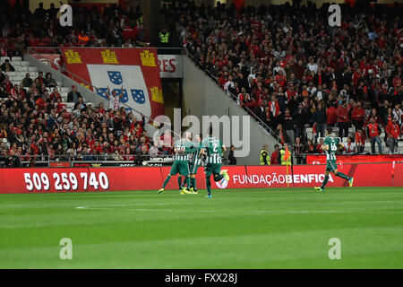 Il portogallo Lisbona,APR. 19,2016 - BENFICA-V.SETÚBAL - V. Setúbal giocatori celebra il loro obiettivo durante il campionato portoghese partita di calcio tra Benfica e V. Setúbal in Lisbona, Portogallo. Foto: Bruno de Carvalho/ImagesPic Foto Stock