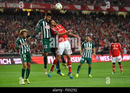 Il portogallo Lisbona,APR. 19,2016 - BENFICA-V.SETÚBAL - William Alves (L), V. Setúbal player e Jardel (R), Benfica defender in azione durante il campionato portoghese partita di calcio tra Benfica e V. Setúbal in Lisbona, Portogallo. Foto: Bruno de Carvalho/ImagesPic Foto Stock