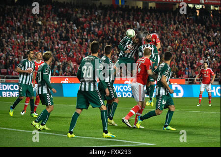 Il portogallo Lisbona,APR. 19,2016 - BENFICA-V.SETÚBAL - Jardel (R), Benfica defender, teste di obiettivo durante il portoghese League Football match tra Benfica e V. Setúbal in Lisbona, Portogallo. Foto: Bruno de Carvalho/ImagesPic Foto Stock