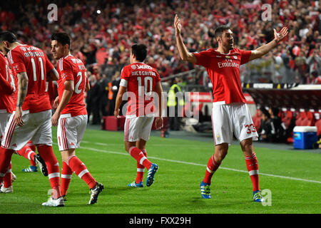 Il portogallo Lisbona,APR. 19,2016 - BENFICA-V.SETÚBAL - Jardel (R), Benfica defender, dopo aver segnato il suo obiettivo durante il campionato portoghese partita di calcio tra Benfica e V. Setúbal in Lisbona, Portogallo. Foto: Bruno de Carvalho/ImagesPic Foto Stock