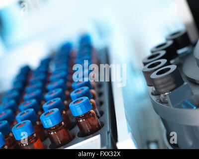 Gas cromatografia la separazione di fiale di complesse miscele di composti in singoli componenti Foto Stock