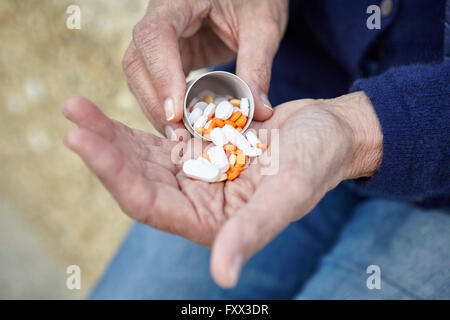 Donna l'erogazione di pillole di pillola bottiglia in mano Foto Stock