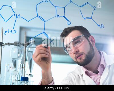 Scienziato che illustra antibiotico formula chimica in laboratorio per la ricerca farmaceutica Foto Stock