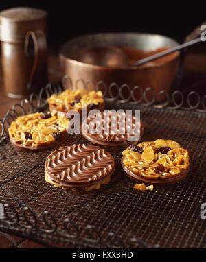Ricoperti di cioccolato biscotti fiorentina sul raffreddamento per rack Foto Stock