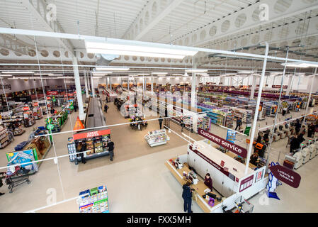 Vista attraverso il negozio di un grande supermercato Sainsburys in Blackpool Lancashire Foto Stock