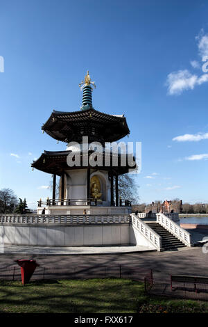 La Pagoda della Pace di Londra a Battersea Park, sulla riva sud del Tamigi, Londra, Inghilterra, Regno Unito Foto Stock