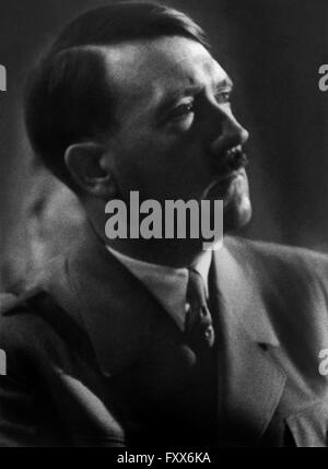 Adolph Hitler (1889-1945) è stato il leader della Germania nazista dal 1934 al 1945, iniziatore della II Guerra Mondiale, e il più influente di voce nella tortura e esecuzione di milioni nell'Olocausto. Foto Stock