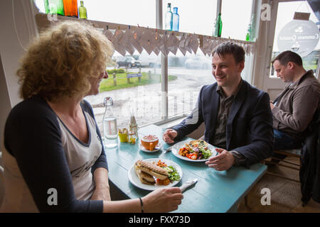 Giovane a pranzo in un coffee shop Foto Stock