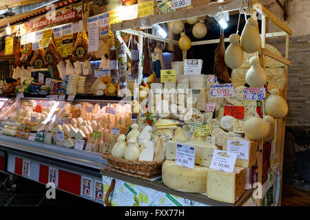 Formaggi in vendita nel mercato di Catania Foto Stock