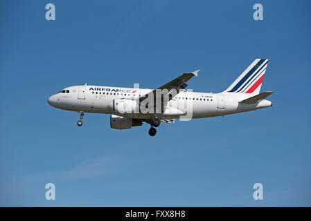 Il francese Airbus 319-111 F-GRHR provenienti da terreni a LHR London Heathrow Airport. SCO 10,336. Foto Stock