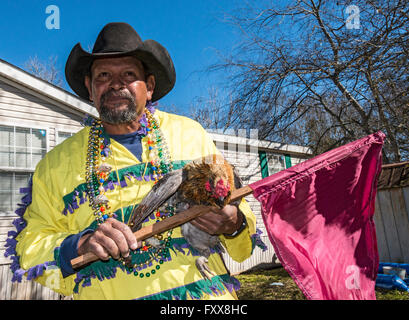 Rodney Vittoriano, didascalia di pollo, detiene uno del suo premio galli per il tradizionale il pollaio nello Iowa, Louisiana Foto Stock