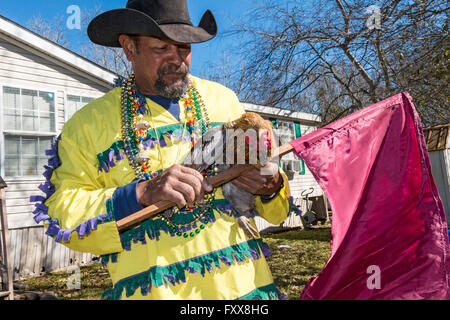 Rodney Vittoriano, didascalia di pollo, detiene uno del suo premio galli per il tradizionale il pollaio nello Iowa, Louisiana Foto Stock