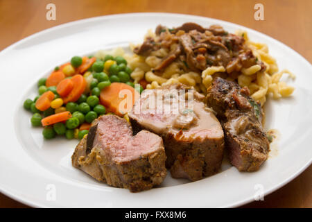Filetto di maiale con spaetzle e verdure Foto Stock