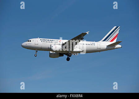 Il francese Airbus 319-111 F-GRHR provenienti da terreni a LHR LondonHeathrow Aeroporto. SCO 10,337 Foto Stock