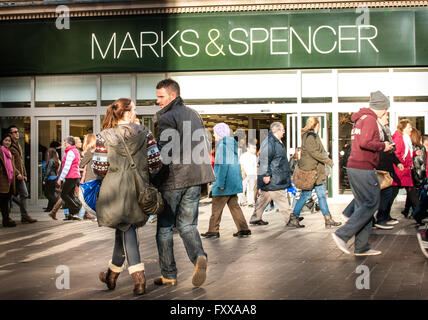 LIVERPOOL, Regno Unito - 9 DIC 2013: la gente a piedi passato un Marks & Spencer store in Liverpool, UK. Fondata nel 1884, M&S ha Foto Stock