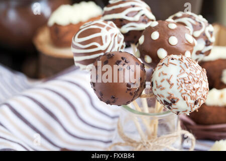 Torta al cioccolato casalinga - pop candy sticks Foto Stock
