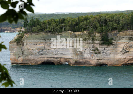 Pictured Rocks National Lakeshore sul lago superiore come visto dalle scogliere lungo un sentiero Foto Stock