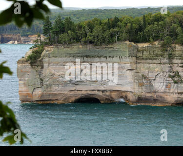 Pictured Rocks National Lakeshore sul lago superiore come visto dalle scogliere lungo un sentiero Foto Stock