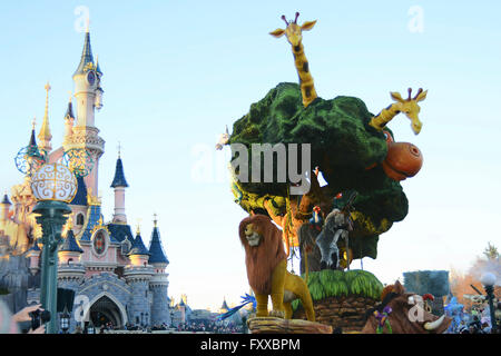 Disney parade - Re Leone e castello cinderellas Foto Stock