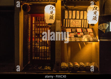 Piccolo ristorante giapponese sulla famosa strada stretta di Pontocho a Kyoto, di notte. Foto Stock