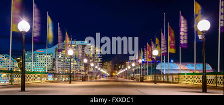 Sydney, Australia - 10 Novembre 2015: Pyrmont Bridge e Sydney skyline della città di notte. Lunga esposizione. Foto Stock