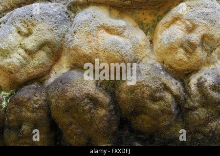 Altare di pietra scolpita nella pietra arenaria - dettaglio delle teste di putti Foto Stock