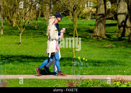 Lund, Svezia - 11 Aprile 2016: la vera vita in città. Due giovani adulti a piedi attraverso il pubblico giardino botanico tenendo premuto Foto Stock