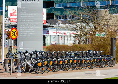 Lund, Svezia - 11 Aprile 2016: fila di biciclette a noleggio al di fuori di un supermercato. Logo Lundahoj sulle biciclette. Foto Stock