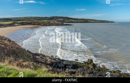 Sulla spiaggia a piedi lungo il sentiero costiero tra Lligwy e Dulas, Anglesey. Foto Stock