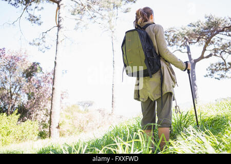 Donna con bastoni per escursioni Foto Stock