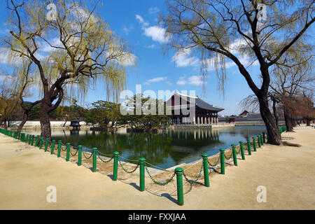 Padiglione Gyeonghoeru presso il Palazzo Gyeongbokgung a Seoul, Corea del Sud Foto Stock